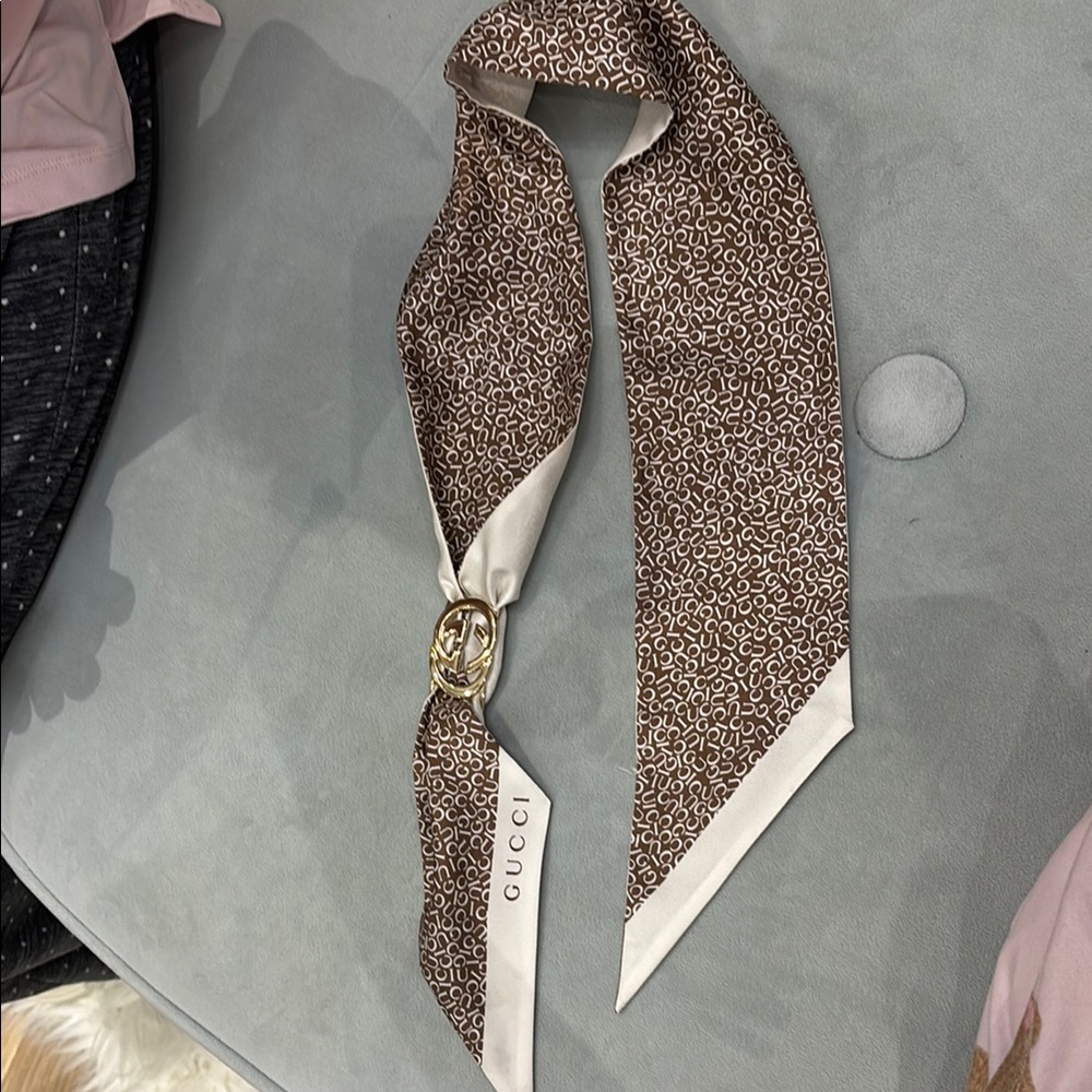 Authentic Gucci Brown and Cream Leopard Print Scarf